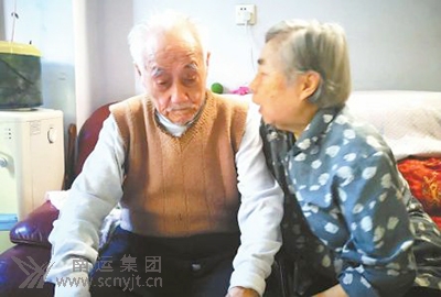 曹守成接受記者采訪時(shí),他的老伴當(dāng)起了“翻譯”.jpg